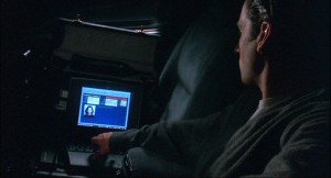 Screenshot „The Net“: Jack Devlin manipuliert die Daten von Ruth Marx mühelos vom Auto aus.