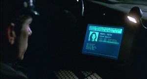 Screenshot „The Net“: Jack Devlin manipuliert die Daten von Ruth Marx mühelos vom Auto aus.